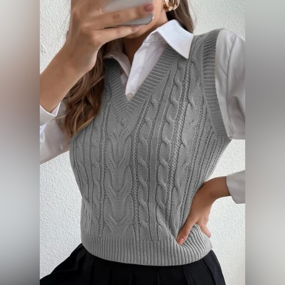 Women’s Grey Cable Minimalist Sleeveless Knit Sweater Vest! Size Small.